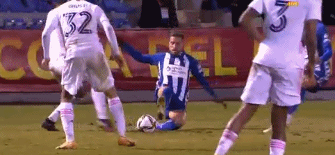 蓝军主场战平樱桃军团